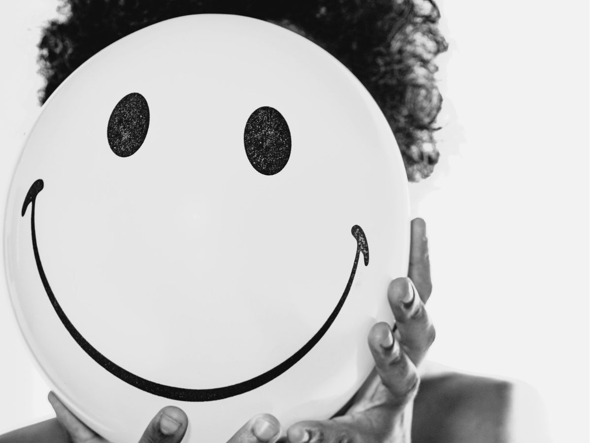 3-csillagjegy-humor-sebezhetoseg - Nők Lapja Nő, aki egy papír emojival takarja el az arcát