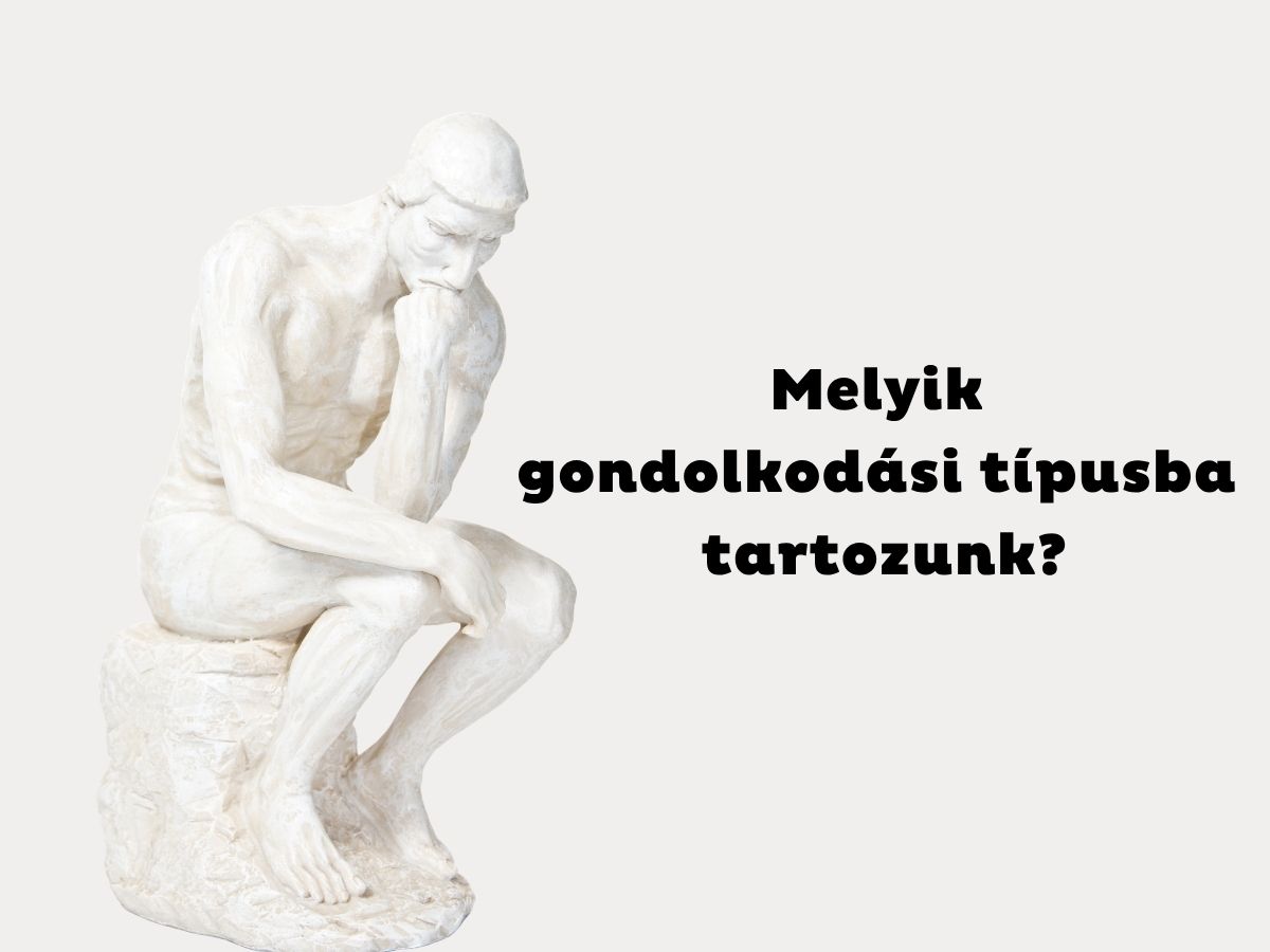 Fehér gondolkodó szobor fehér háttéren