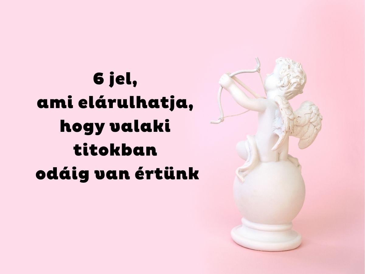 Fehér Cupido-szobor rózsaszín háttéren