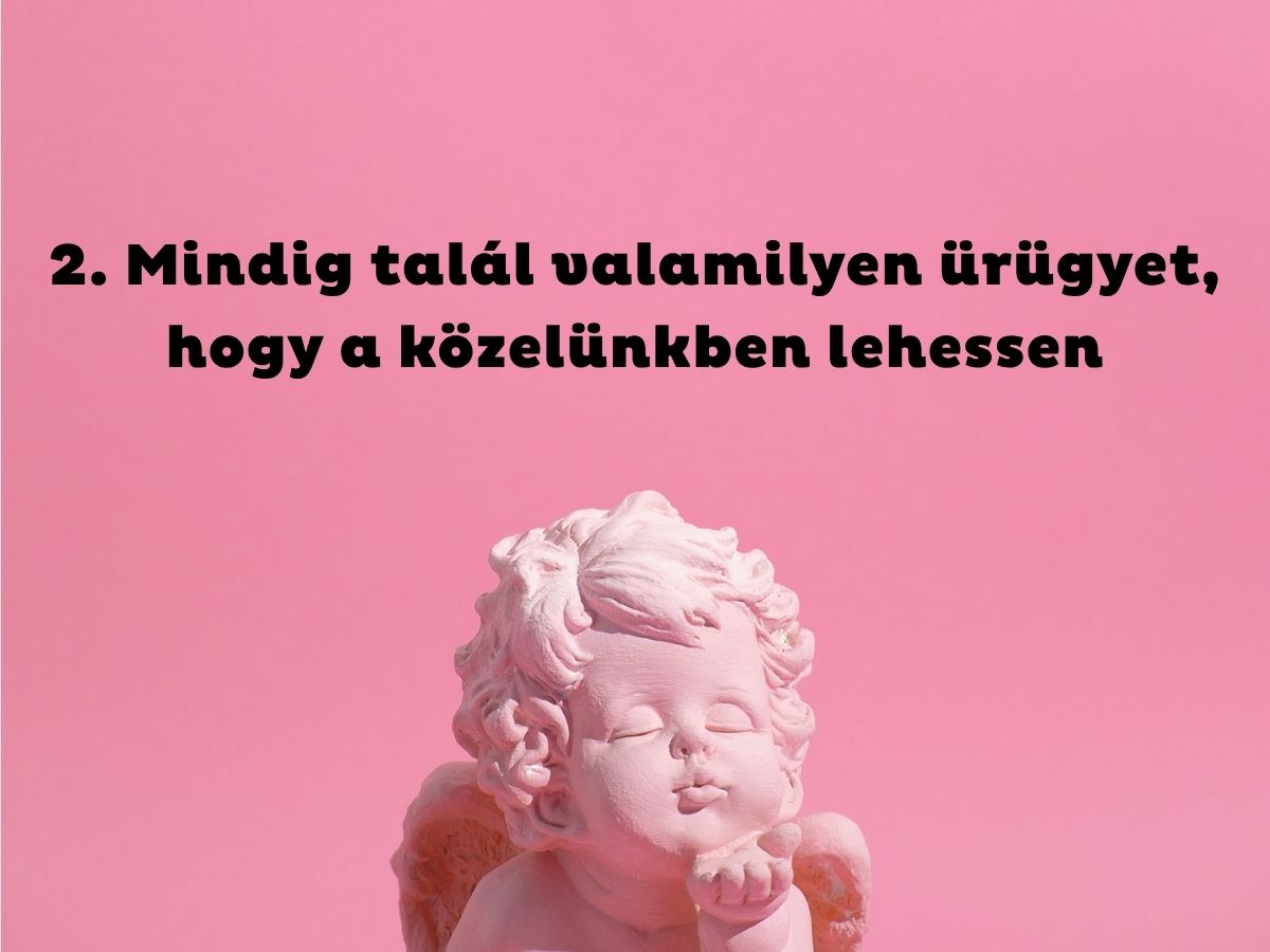- Nők Lapja Fehér Cupido-szobor rózsaszín háttéren