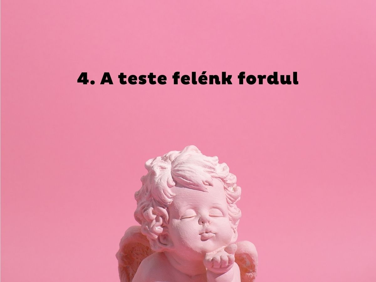 - Nők Lapja Fehér Cupido-szobor rózsaszín háttéren