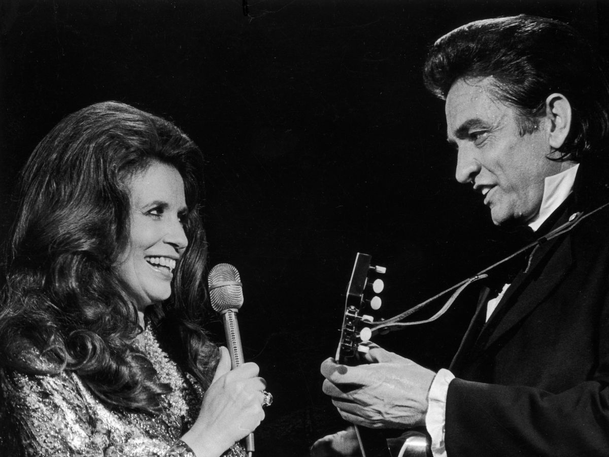 - Nők Lapja June Carter és Johnny Cash együtt adnak elő egy dalt fekete-fehér képen