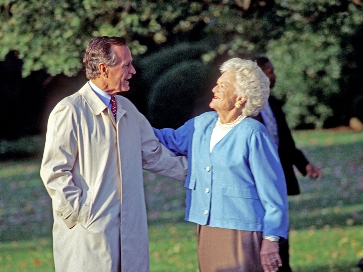 - Nők Lapja George és Barbara Bush a Fehér Ház kertjében karol egymásba