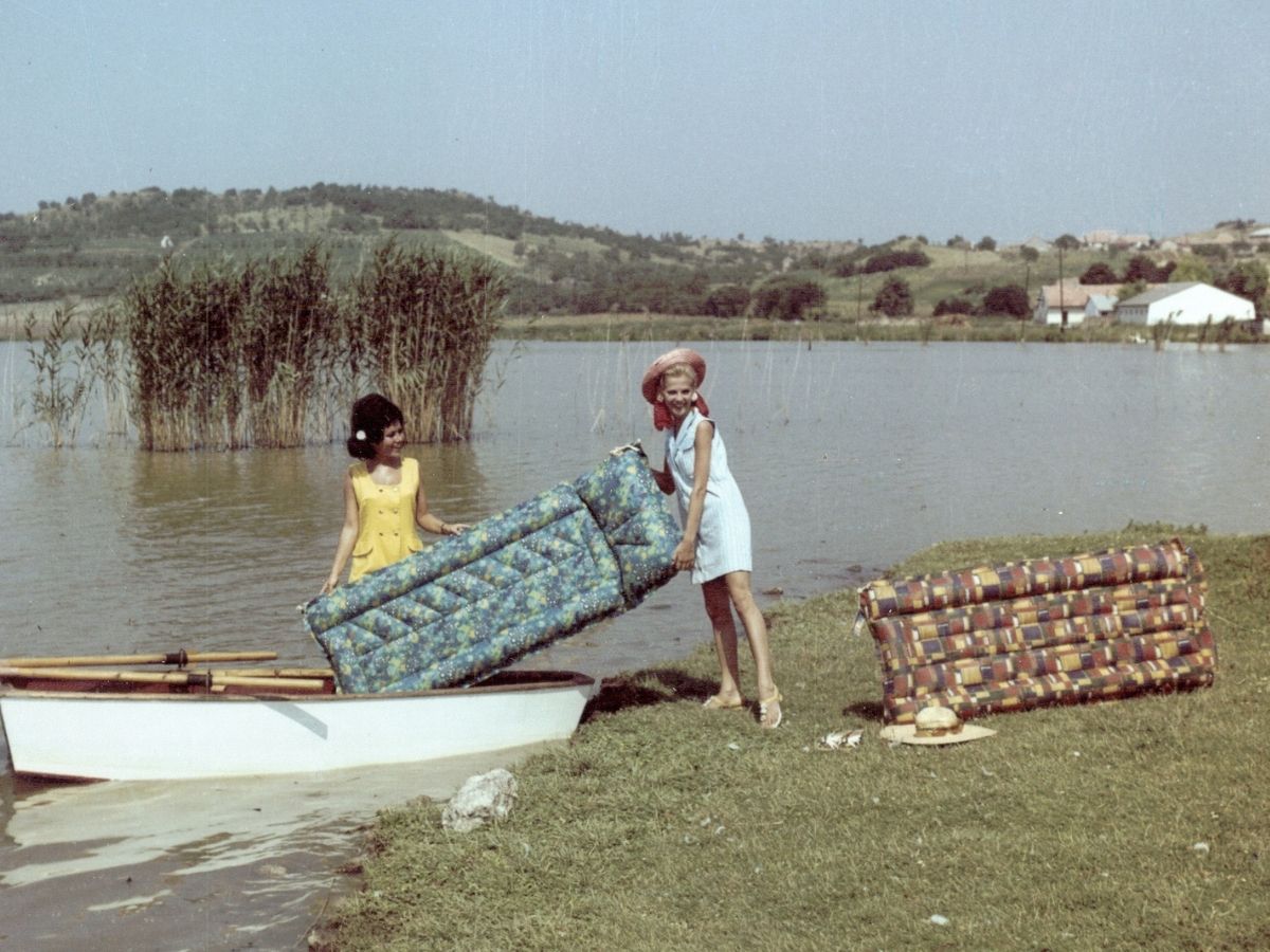 Pálma gumimatrac reklámfotózása a Balatononon