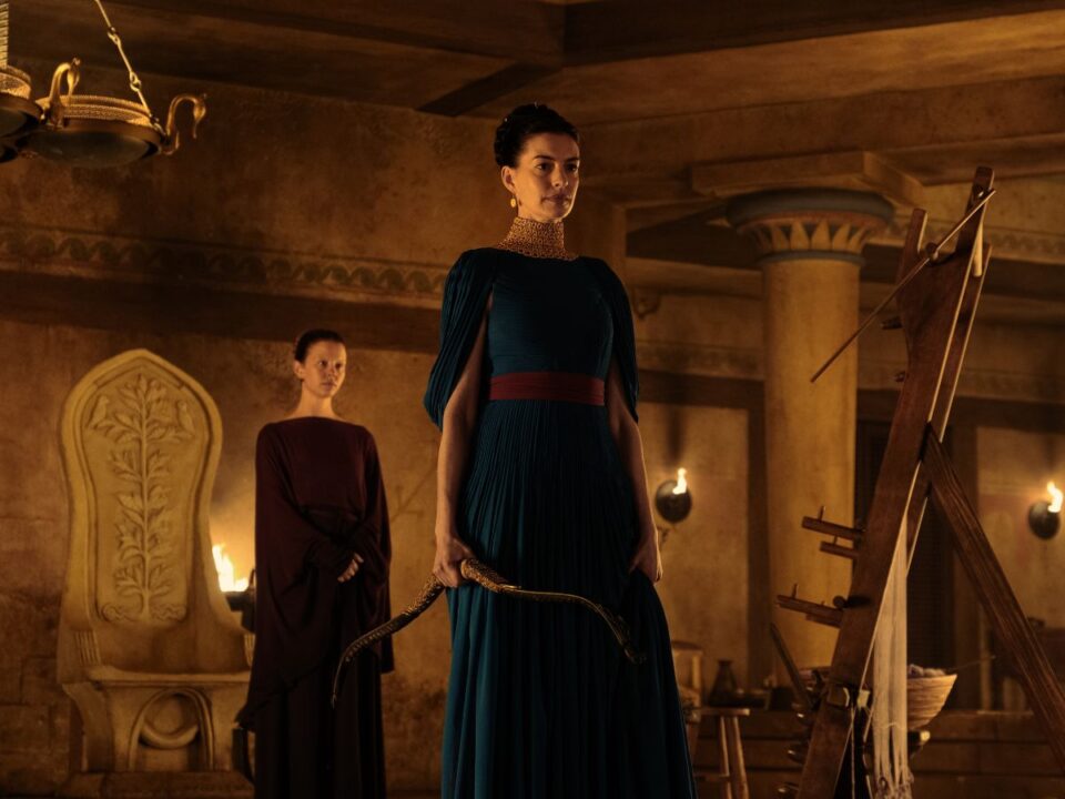 christopher-nolan-odusszeia-noi-karakterek 1 - Nők Lapja Anne Hathaway Pénelopéként és Mia Goth Melanthóként Christopher Nolan Odüsszeia című filmjének egyik jelenetében.