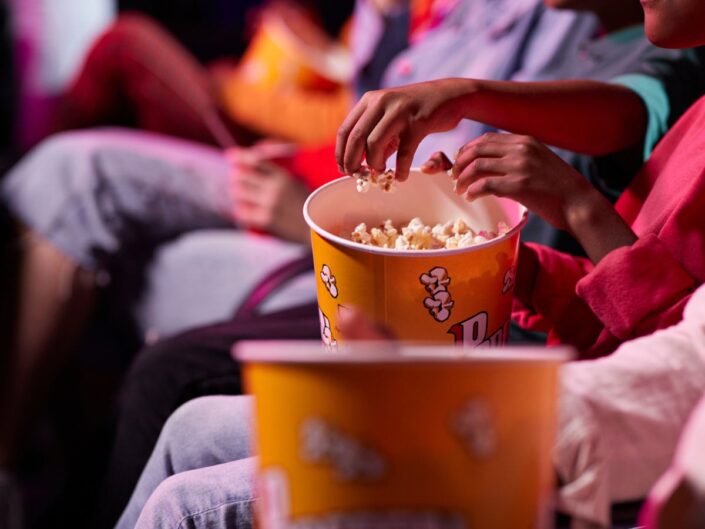 gyerekek moziban ölükben popcornnal