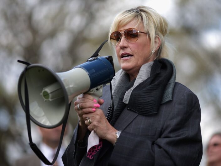 erin brockovich hangosbemondóval