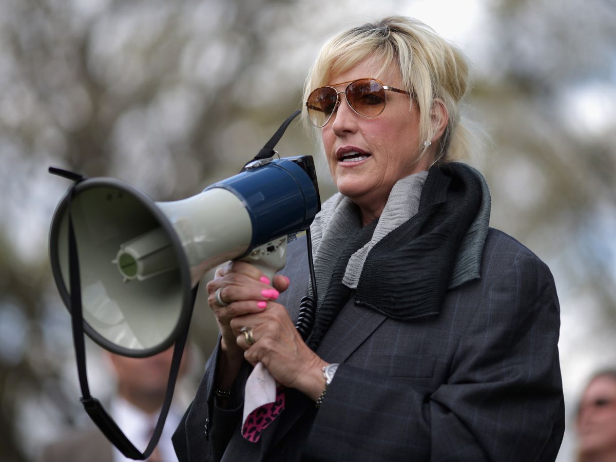 erin brockovich hangosbemondóval
