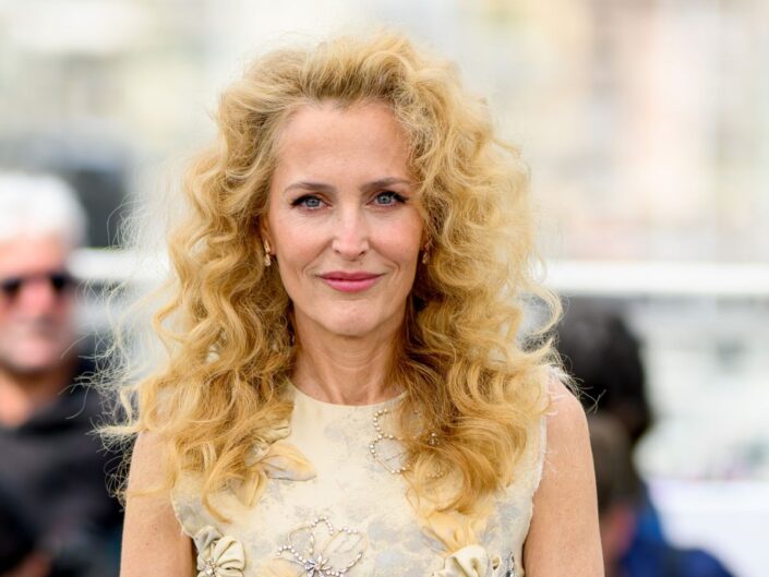 Gillian Anderson gyönyörű göndör fürtököndör fürtökkel. 50 felett is csodás