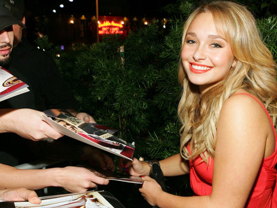 meghalt-hayden-panettiere-szineszno - Nők Lapja Hayden panettiere autogramokat osztr rajongóknak 2006-ban