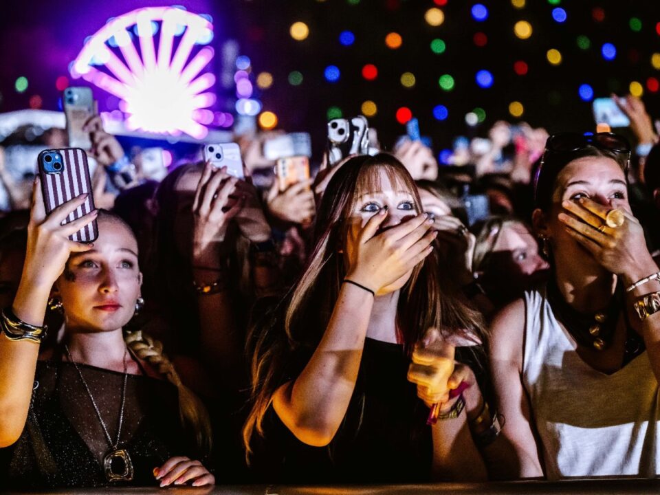 miert-lassul-mobilnet-tomegben 1 - Nők Lapja A SZiget Fesztivál hivatalos fotóján egy színpad felől az első sorban álló emberek – többségében lányok, a háttérben sokan mobilt emelnek az ég felé