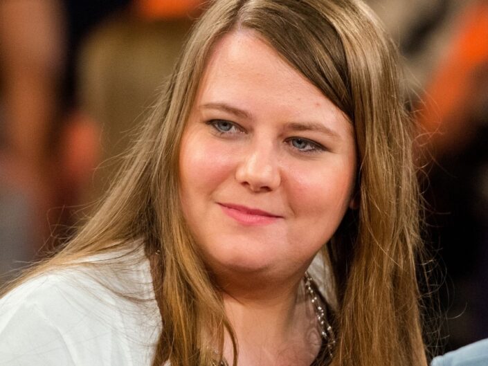 Natascha Kampusch 2016-ban a ZDF egyik műsorában közeli képen, oldalt elválasztott, hosszú hajjal