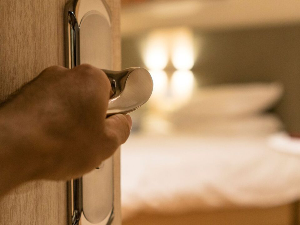nyitott-vagy-csukott-ajtonal-alszol-1 - Nők Lapja egy ember keze a kilincsen, ahogy kinyitja a hálószoba ajtaját