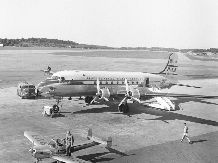 A kép illusztráció, egy Pan Am Douglas DC–4-es látható rajta