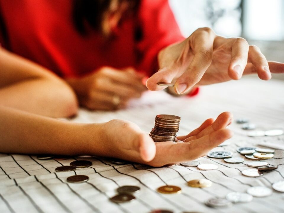 Házaspár aprópénzt számol, nő a férfi tenyerébe teszi az érméket
