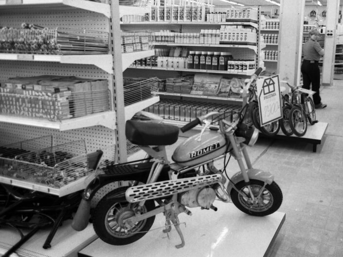 motor egy boltban