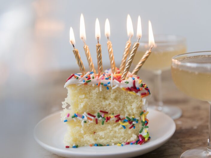 szülinapi torta szelete gyertyákkal