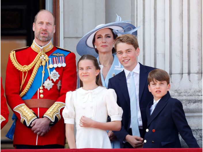 Vilmos herceg és Katalin hercegné György herceggel, Sarolta hercegnővel és Lajos herceggel a Buckingham-palota erkélyén Londonban.