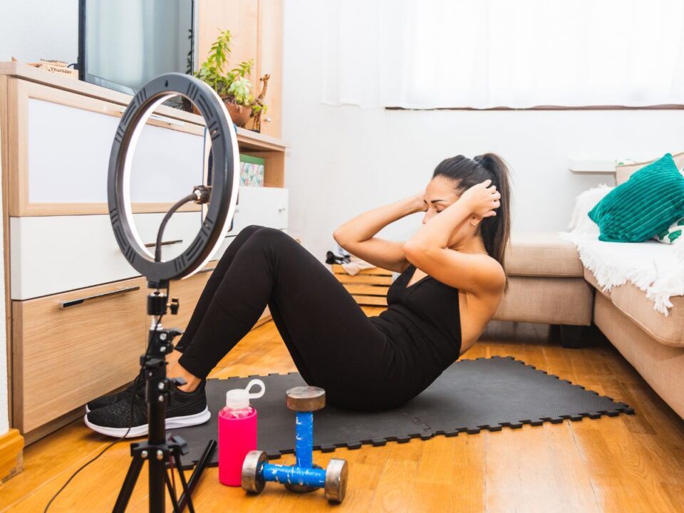 wellness-influenszer - Nők Lapja influenszer felüléseket végez a szobájában