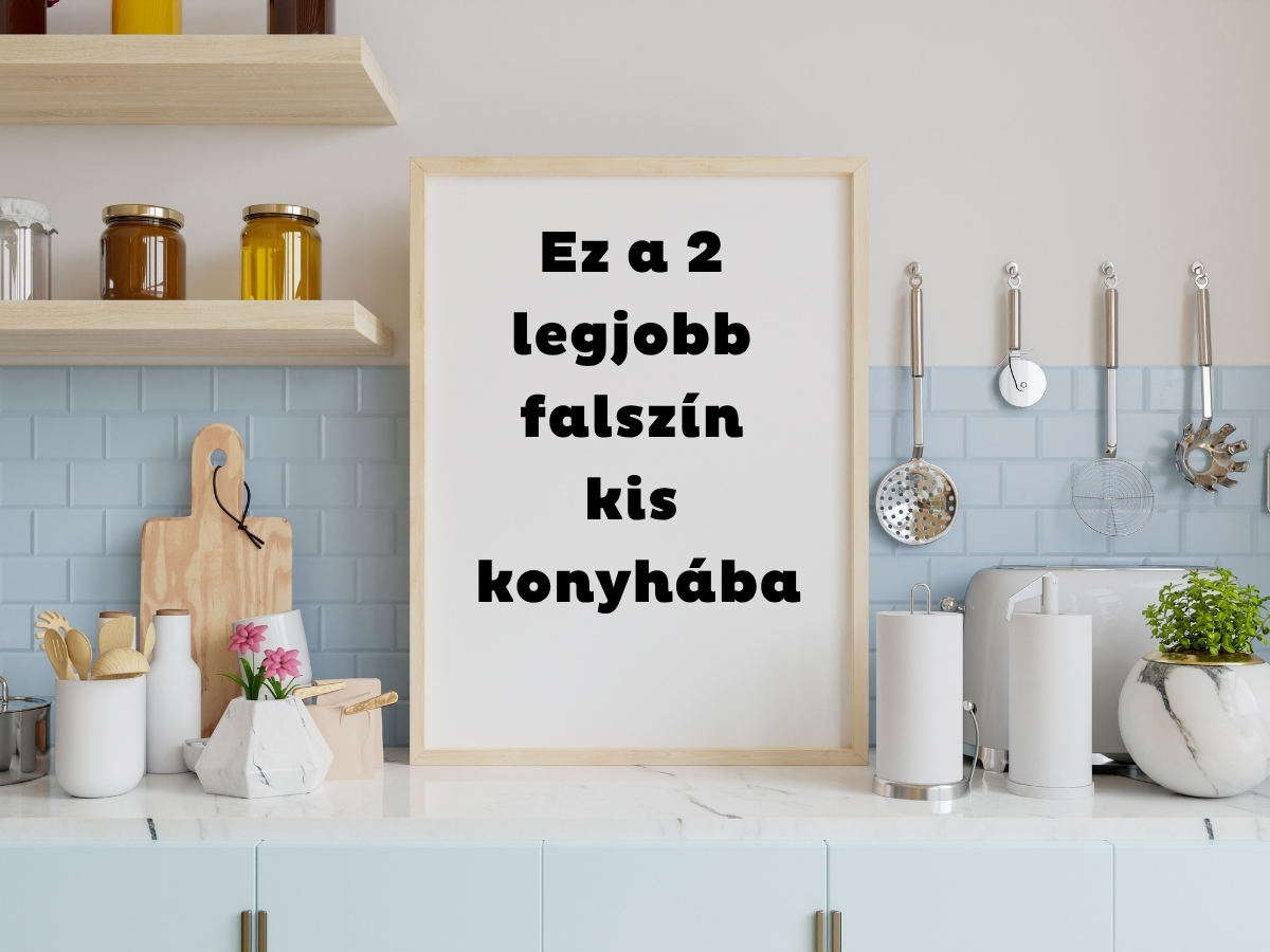 Világos konyha babakék csempével, fehér és natúr fa konyhai eszközökkel, középen fehér tábla