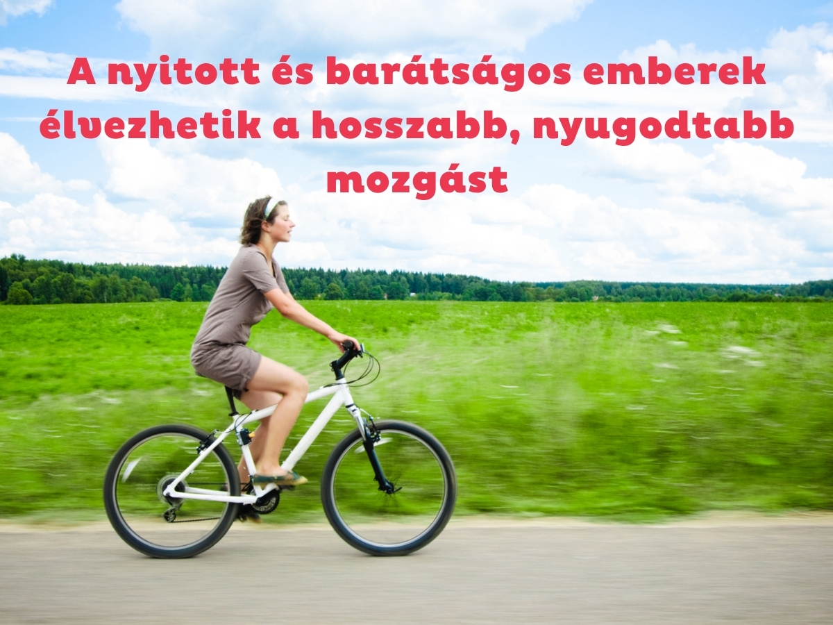 Nő zöld mező mellett biciklizik