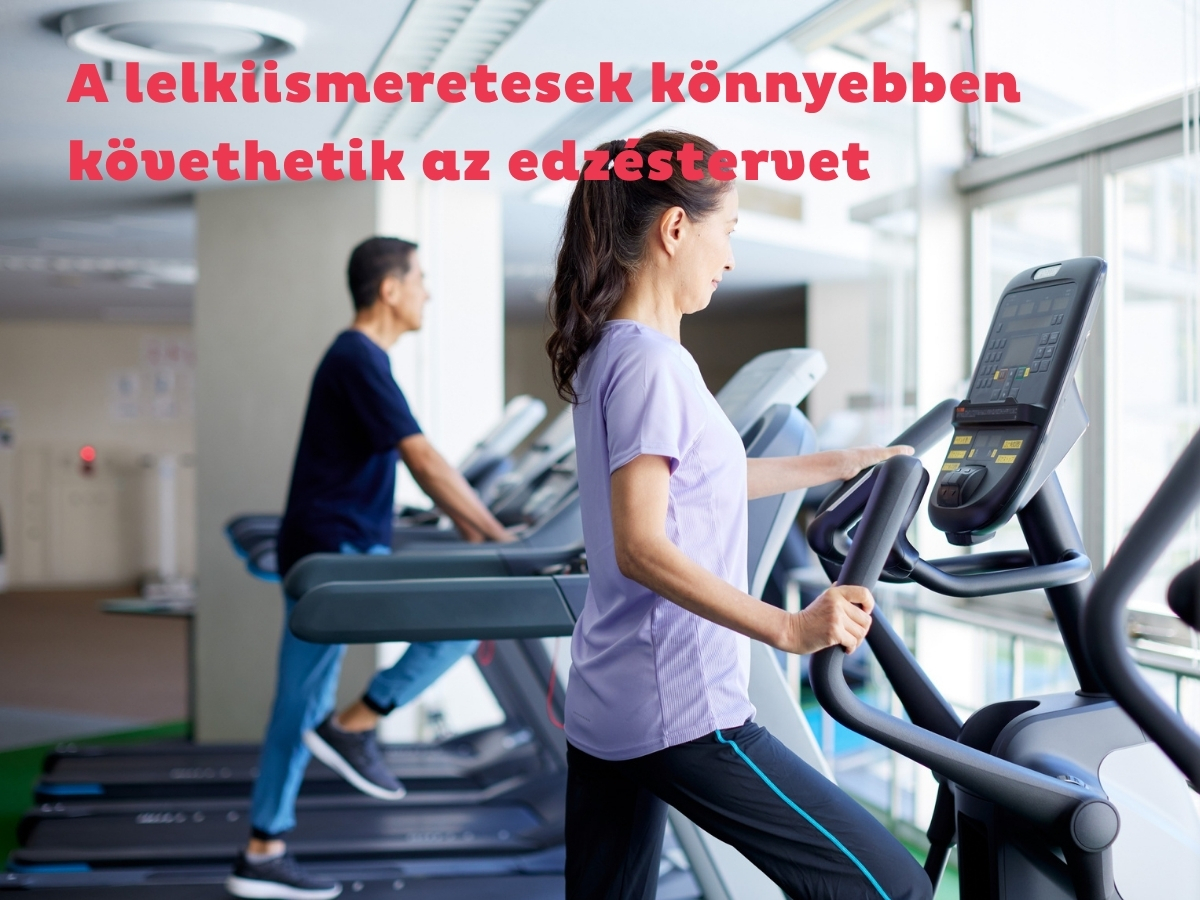 Nő lila pólóban futópadon beállítja a nehézséget