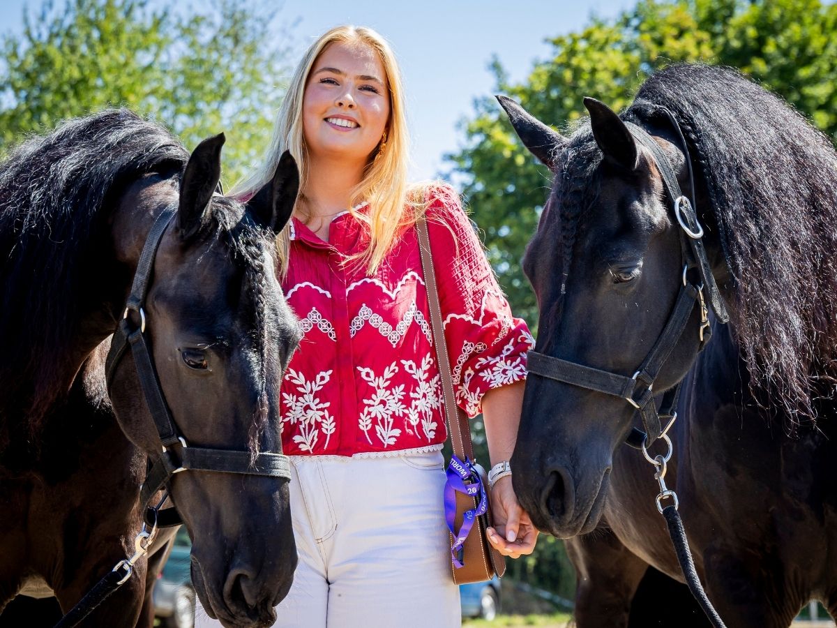 - Nők Lapja Katalin-Amália holland trónörökös fekete lovak között áll piros felsőben és fehér farmerben