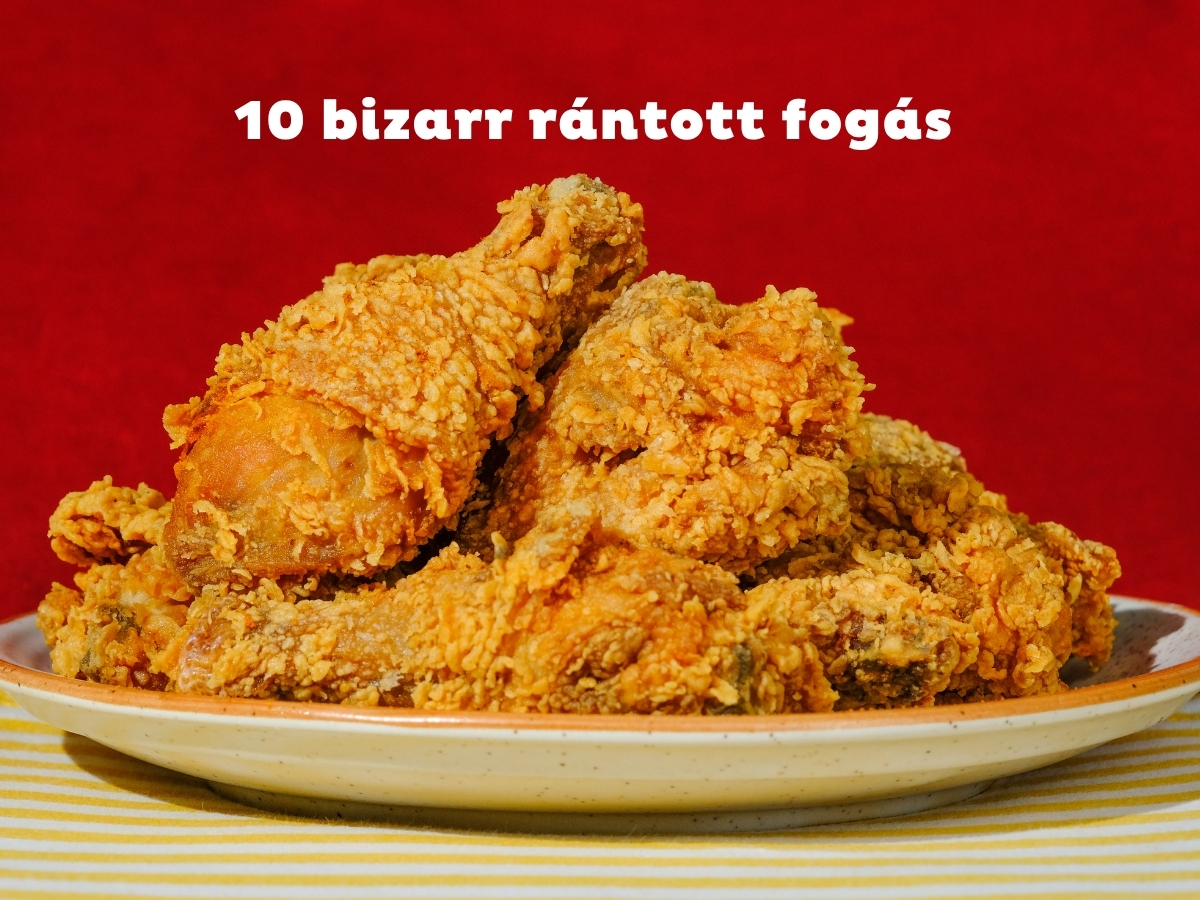 Retró hangulatú felvétel, piros háttér, egy tálnyi rántott étel, sárga kockás terítő