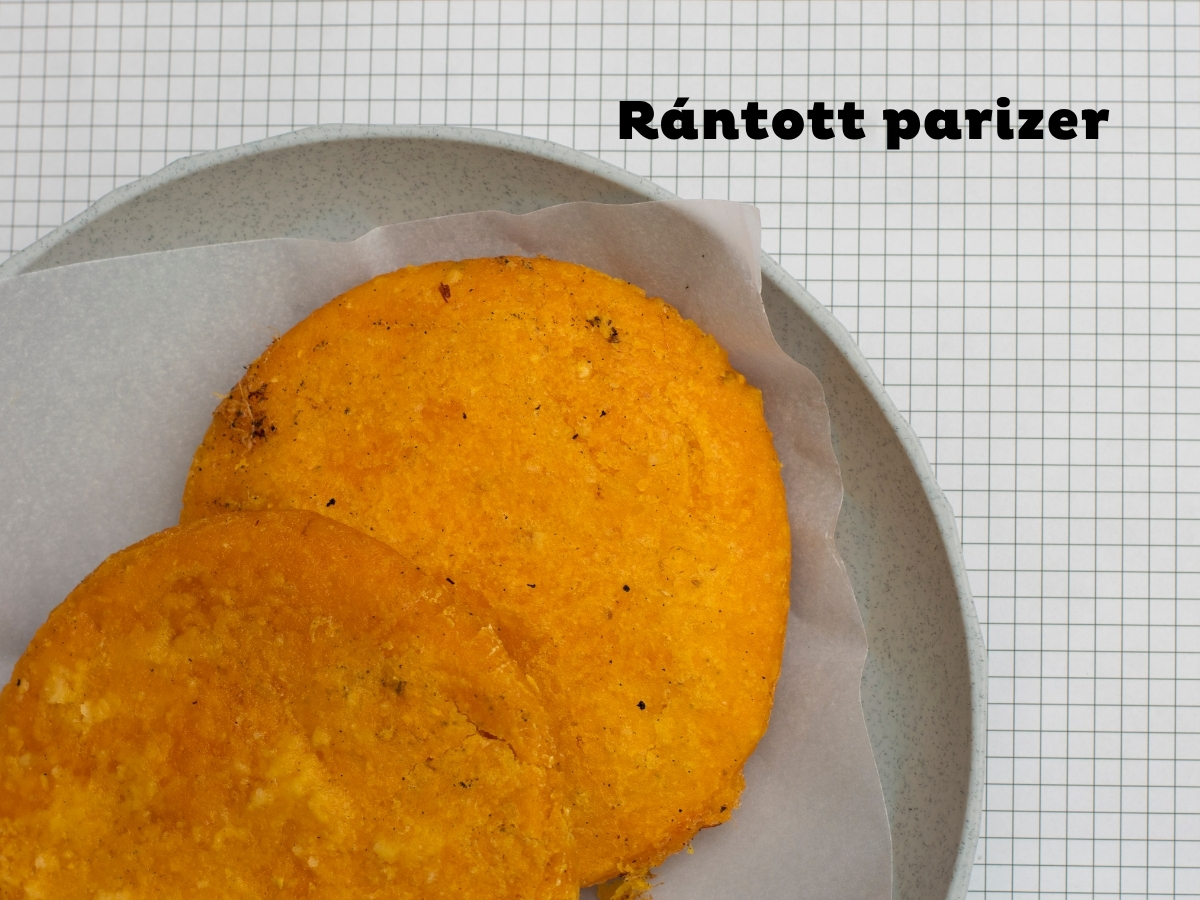 - Nők Lapja Rántott parizer sütőpapíron, kerek tányéron, kockás alátéttel