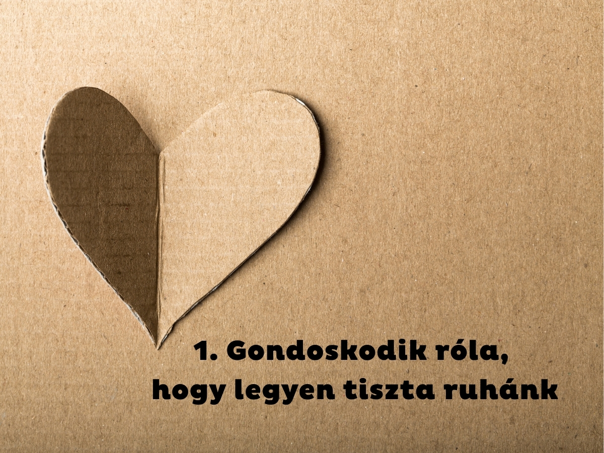 Kartonpapír háttér, rajta kartonpapírból kivágott szív