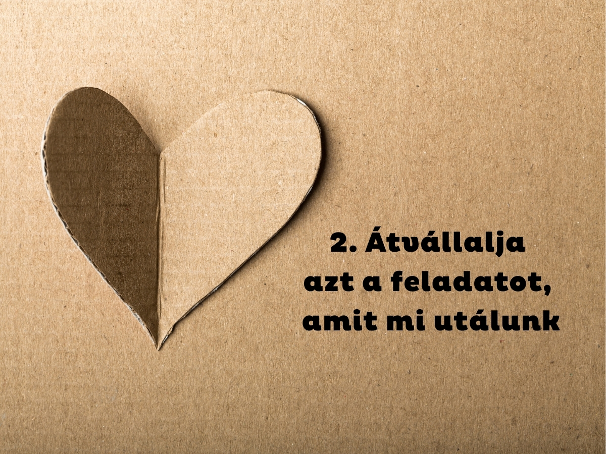 Kartonpapír háttér, rajta kartonpapírból kivágott szív