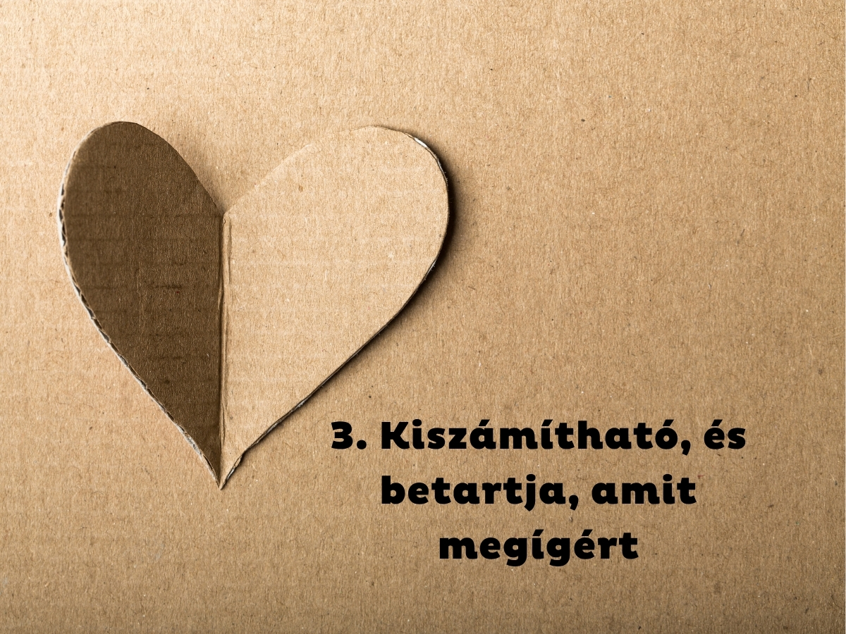 Kartonpapír háttér, rajta kartonpapírból kivágott szív