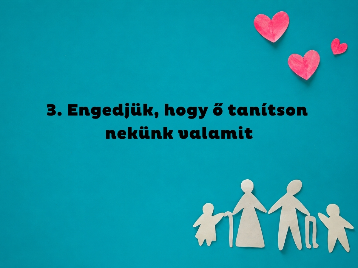 - Nők Lapja Kék háttér, fehér papírból kivágott nagyszülő és unoka alakok, piros papírból kivágott szívek
