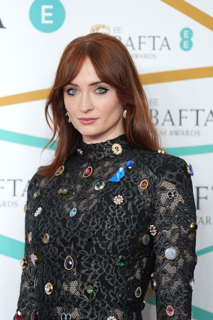 GettyImages-1467641811-1a949cb7ab4f481784788614cc40d897 - Nők Lapja Sophie Turner sötét vörös hajkoronával hódít