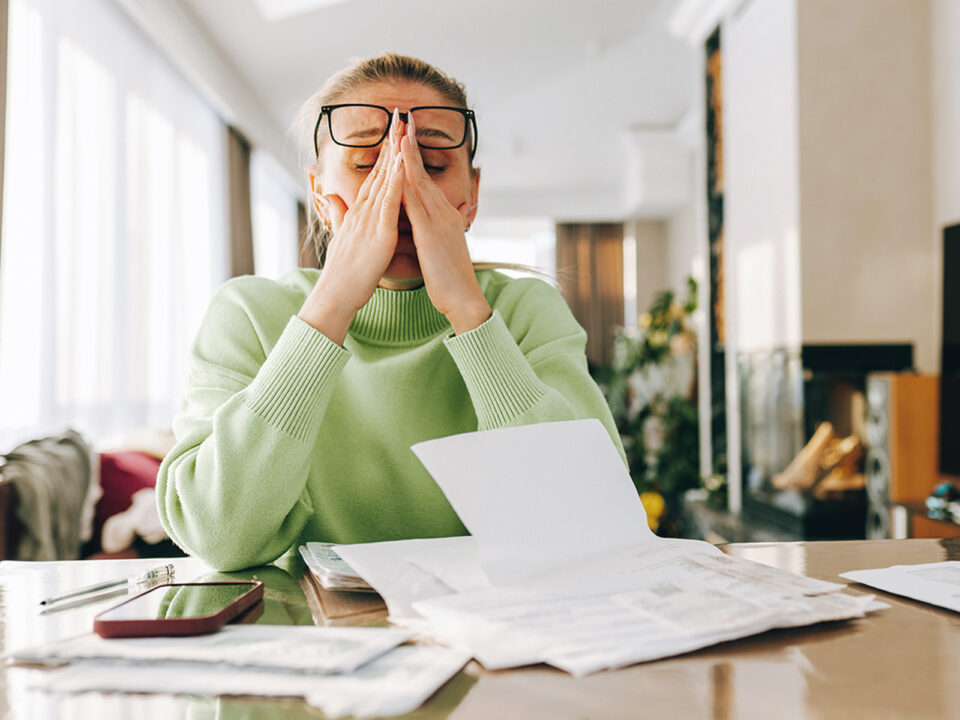 Stressed woman experiencing financial problems and debt at home - Nők Lapja