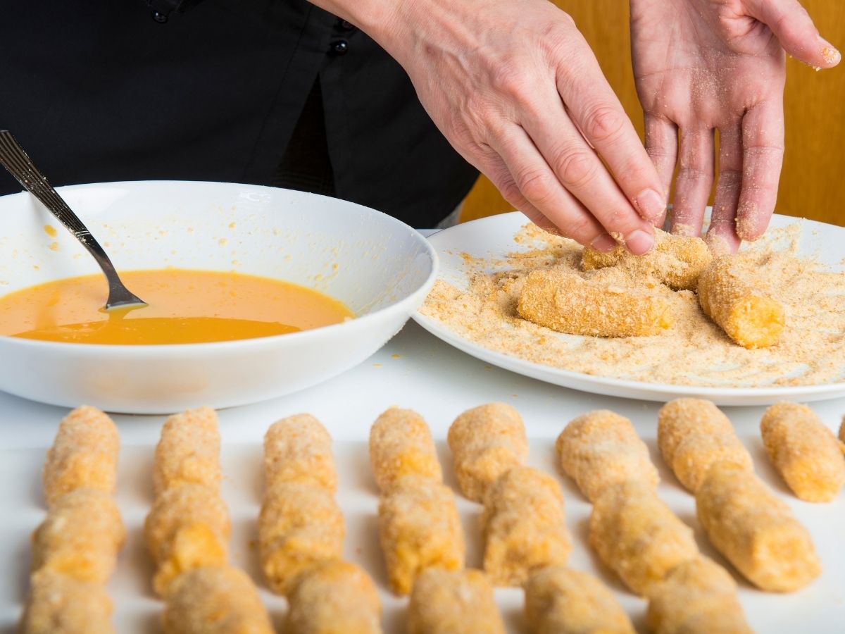 Kéz kroketteket paníroz tojással és zsemlemorzsával