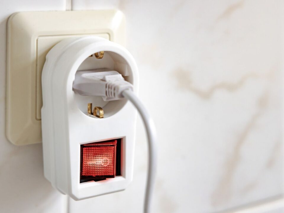 biztosito-otthon-biztonsag - Nők Lapja Köztes elektromos kapcsoló egy konnektor és egy dugó között egy csempén a fürdőszobában