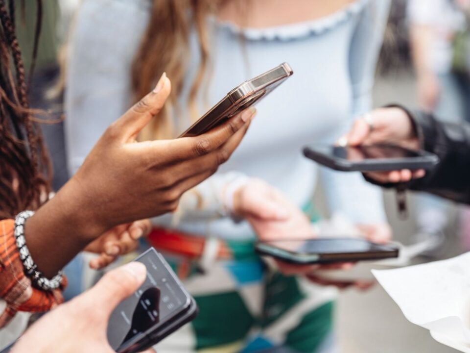 többen körbe állnak és mindenki nézi a telefonját