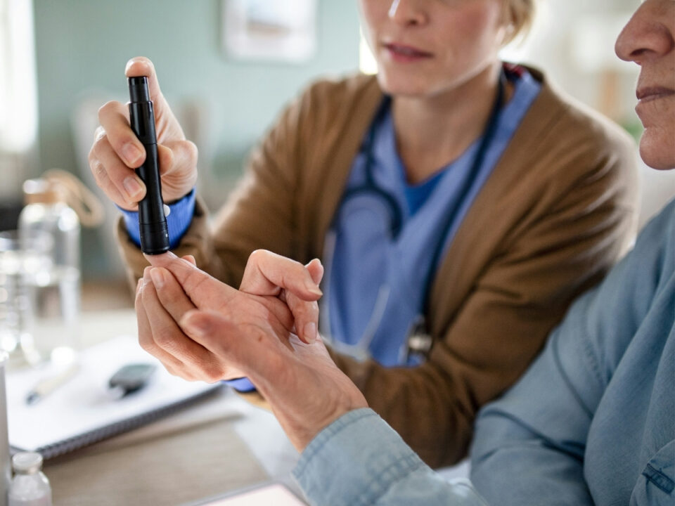 diabetesz-menopauza - Nők Lapja Orvos nő vércukorszintjét méri az ujjbegyéből vett mintán