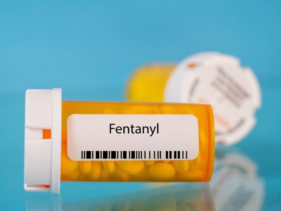 fentanil-szintetikus-opioid - Nők Lapja tabletták műanyag tartóban, rajta fentanyl felirat