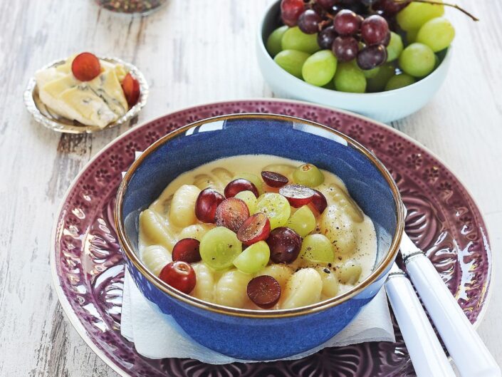Gorgonzolaszószos gnocchi szőlővel