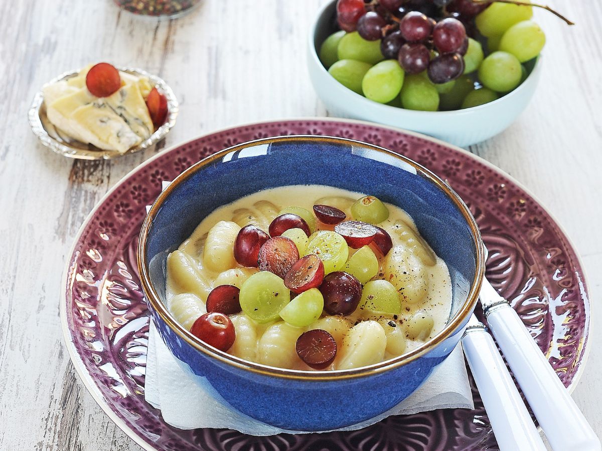 Gorgonzolaszószos gnocchi szőlővel
