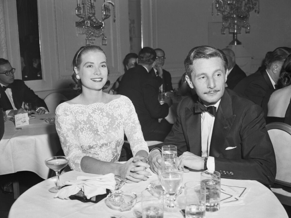 grace-kelly-oleg-cassini - Nők Lapja Grace Kelly és Oleg Cassini hollywoodi díszvacsorán asztal mellett ülve