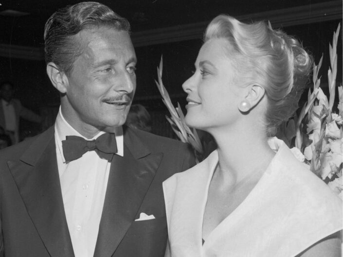 Oleg Cassini és Grace Kelly szerelmesen néz egymásra