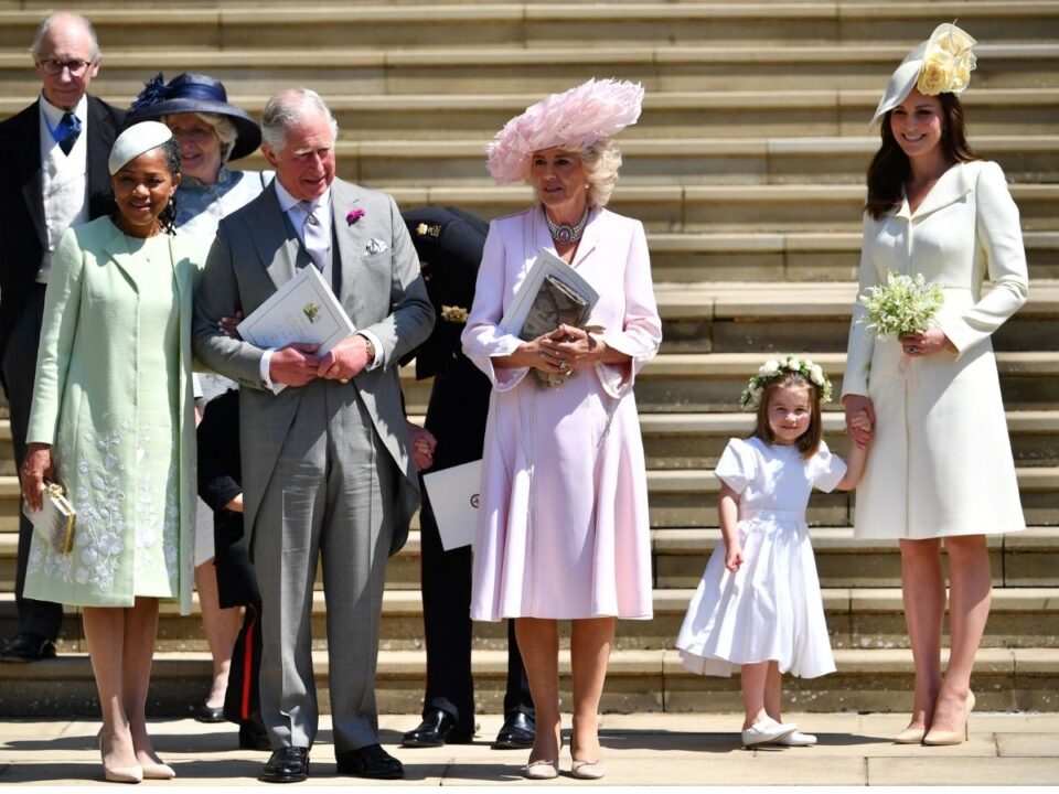 Katalin hercegné a kép jobb szélén Sarolta hercegné kezét fogja krémszínű kabátruhában Harry herceg és Meghan Markle esküvőjén