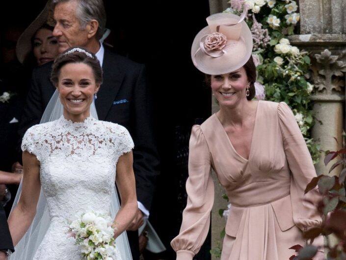 Pippa Middleton esküvőjén testvérével, Katalin hercegnével, aki egy bézs színű ruhát visel harmonizáló kalappal