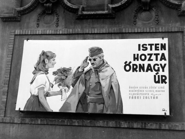 a Westend-ház Nyugati (Marx) tér felől homlokzata. A Fővárosi Moziüzemi Vállalat (FŐMO) által forgalmazott film plakátja.