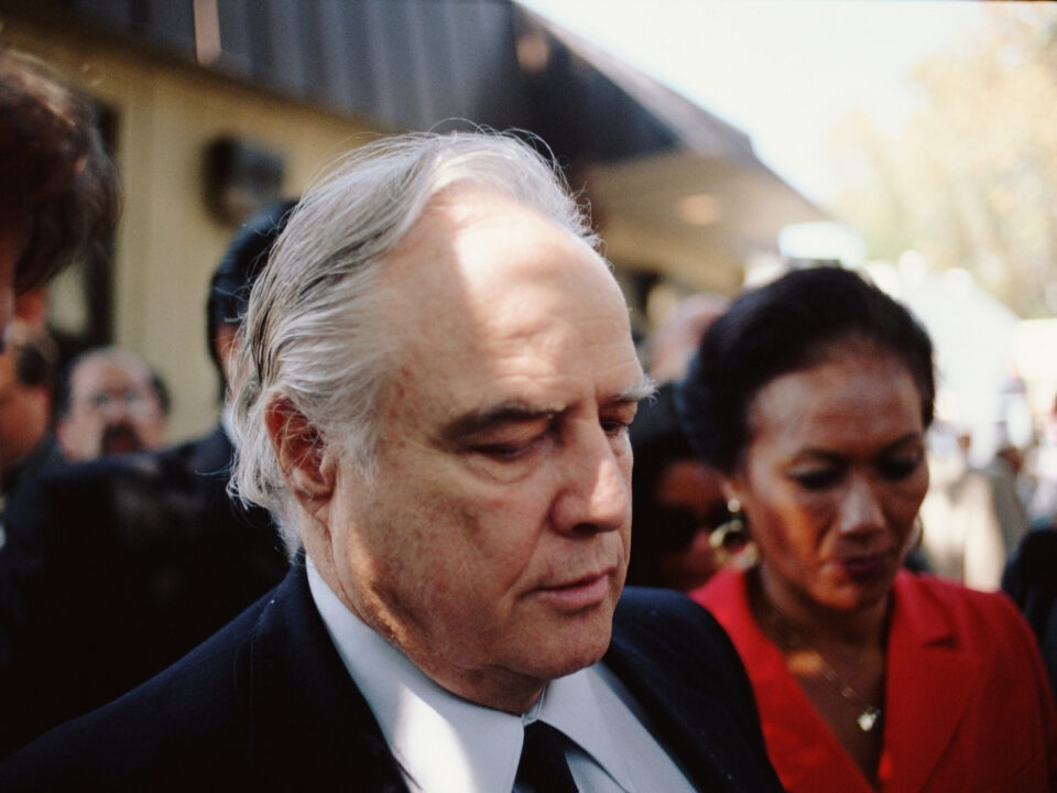 Marlon Brando fia emberölési ügyének tárgyalásán a bíróságról jön ki