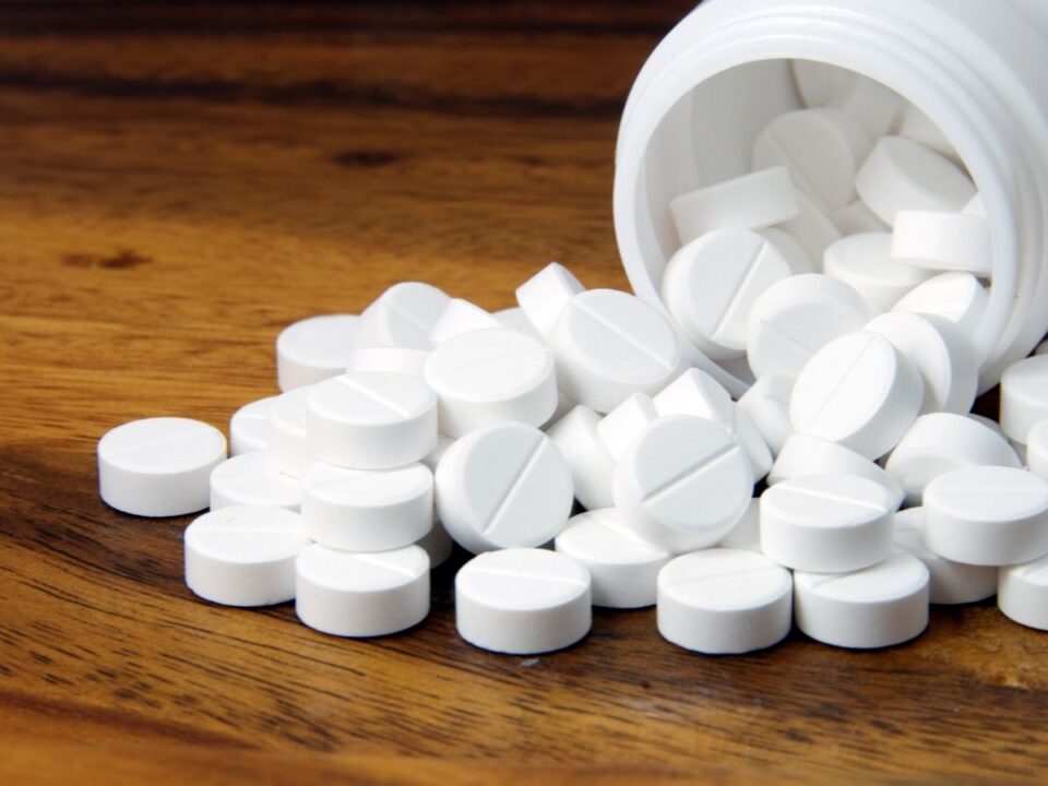 megfazas-paracetamol - Nők Lapja fehér gyógyszerek kigurulnak az asztalra