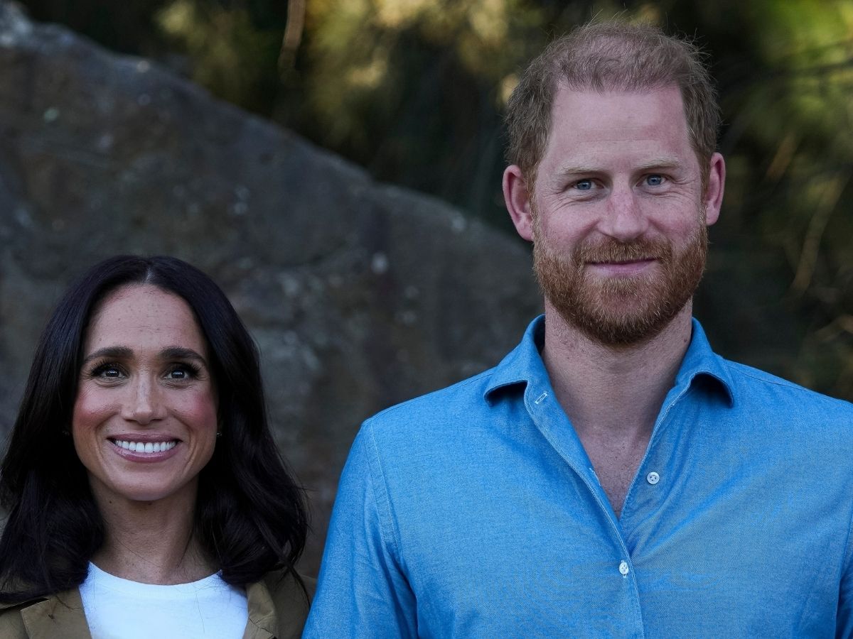Meghan és Harry egymás mellett állnak boldogan Ausztráliában